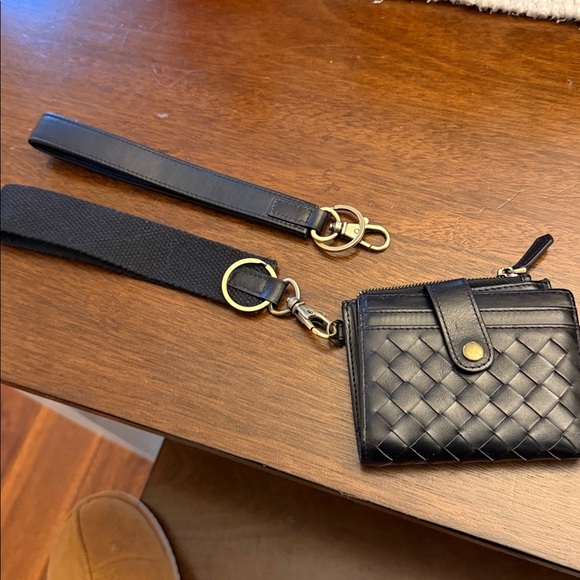 Black Woven Leather
Andar Lo Wallet with additional leather strap - Picture 2 of 5